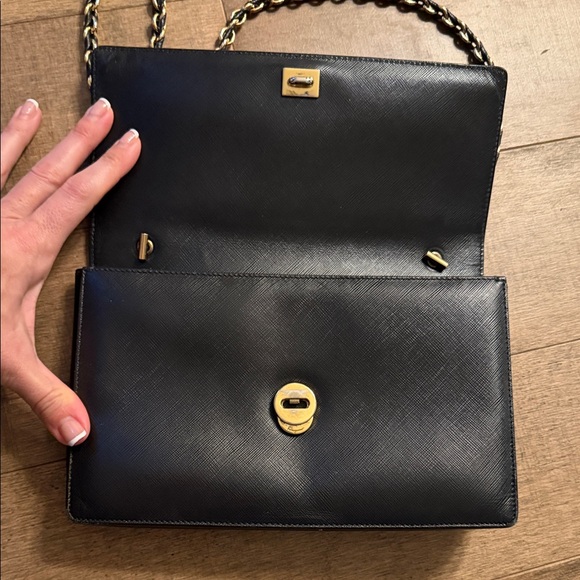 💕 Salvatore Ferragamo Black Crossbody Bag with Gold Chain - Picture 3 of 10